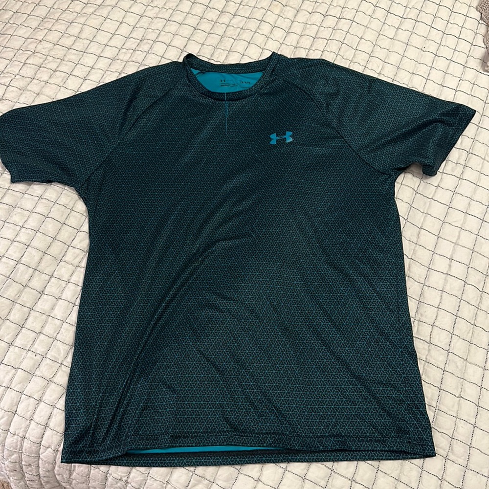 Men’s under armour loose fit athletic shirt